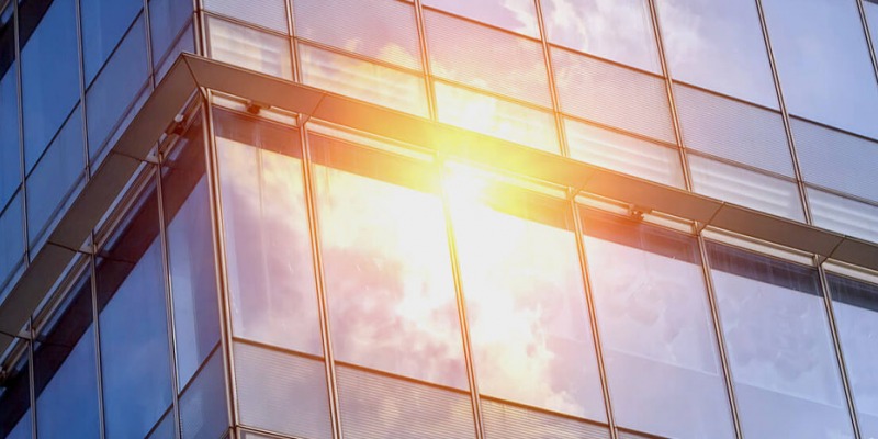 Cómo poner láminas de control solar en un cristal